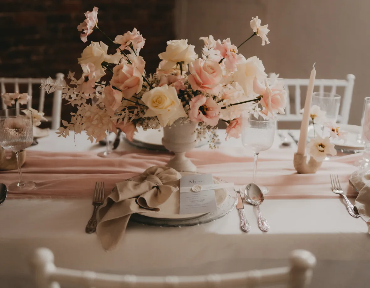 Festtafel in Creme & Pampas