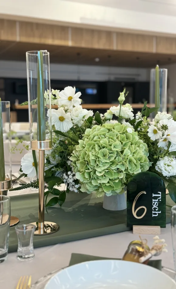 Hortensien in Glas-Säulen